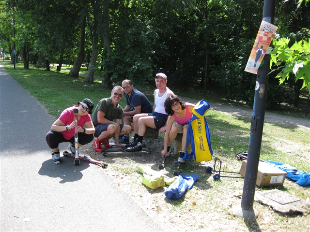 Gli skiroller raccolti in gruppo prima della prova, sorridono ignari della fatica che li attende!